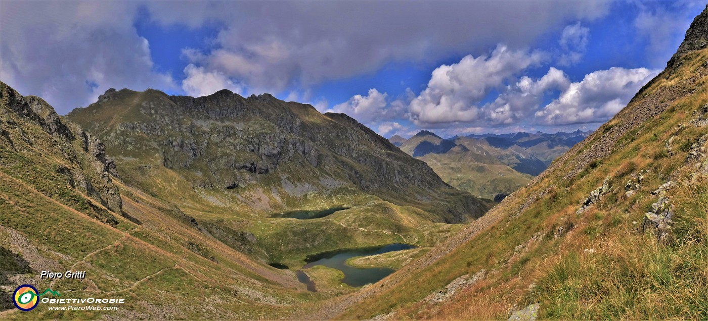 66 Dalla Bocchetta Triomen (2205 m) i Laghi di Ponteranica.jpg